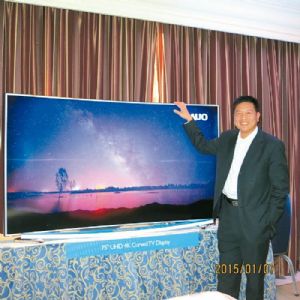 Paul Peng, president of Taiwan's No.2 TFT-LCD panel maker AUO, demonstrates a 4K2K, or UHD (Ultra High Definition), TV panel. (photo from UDN).