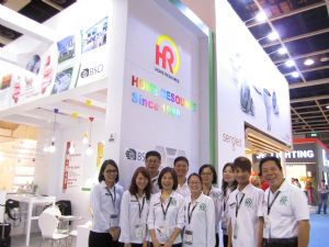 Home Resource Chairman Sam Chen (the first from left)is leading his company to shoot for market share in Taiwan.
