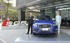 Ryan Searle (right), president of Audi Taiwan, the wholly-owned subsidiary of the German automaker, and Angelika Hilger, marketing director, introduce the new Audi SQ5 sport utility vehicle to local media. (photo from UDN)