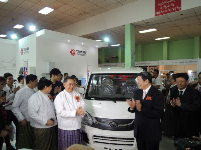 VIPs visit CMC's booth in 2014 to see the Veryca commercial vehicle. (photo from TAITRA).