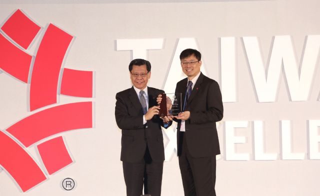 TAITRA's chairman Liang Kuo-hsin (left) presented the 2015 Taiwan Excellent Special Award to S.Y. Hsu, global vice president of Asus, which won the highest number of awards by a single company in this year's contest. (Photo from TAITRA).