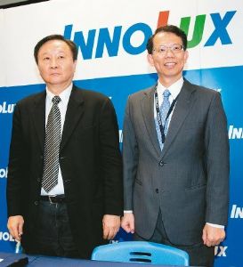 Innolux chairman Duan Xing-jian (left) and president J.C. Wang. (Photo from UDN)