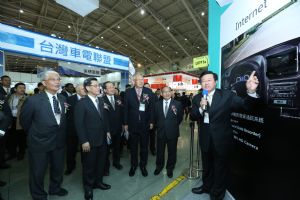TAITRA chairman Francis Liang (second from left)  tours the show at TWTC Nangang Exhibition Hall with other VIPs. 