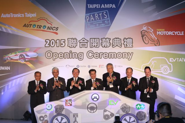 BOFT deputy director general David Hsu (3rd from left), TAITRA chairman Francis Liang (center), TEEMA chairman T.C. Kuo (3rd from right), TTVMA committee chairman Juang Jan-pei (2nd, right), and other VIPs open the 5-in-1 mega show.