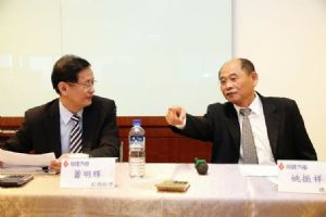 Yulon president Yao Chen-hsiang (right) and vice president Hsiao Ming-hui at the group's recent shareholder meeting. (Photo from UDN)