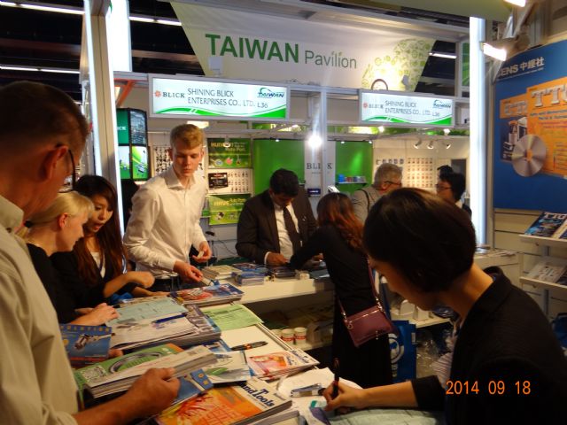 CENS’s booth was full of foreign buyers interested in Taiwan-made, high-quality products.