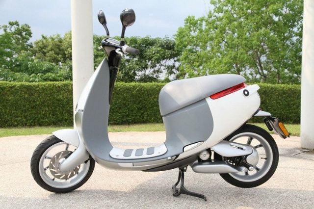 A total of 433 Gogoro Smartscooters, said to be the world's first high-performance, battery swappable, smart electric vehicle, were licensed in August in Taiwan to command a 55% share of the domestic e-scooter market in the month. (photo from UDN) 