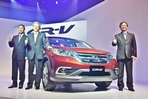 Hisao Kobayashi (second from left), president of Honda Taiwan, introduces the Honda CR-V, the best-selling locally-assembled SUV in Taiwan for many years. (photo from UDN)
