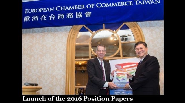 ECCT Chairman Bernd Barkey (left) presents the chamber's 2016 Position Papers to National Development Council Minister Duh Tyzz-jiun. 