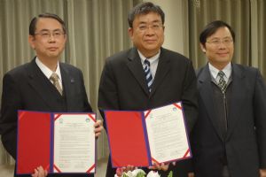From left, Dr. K. Takanashi, director of IMR; H.C. Fu, MIRDC CEO; and C.N. Lin, director-general of Bureau of Energy under Taiwan's Ministry of Economic Affairs at MOU signing ceremony in mid-December 2015 (photo courtesy of MIRDC).