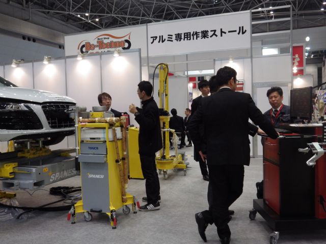 Auto maintenance and repair equipment capture ample interest at IAAE 2015 (photo courtesy of show organizer).