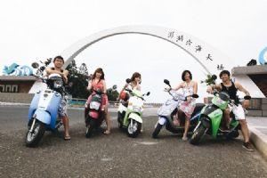 Increasingly more e-scooters are leased to tourists on Taiwan's offshore islets. (photo from UDN) 