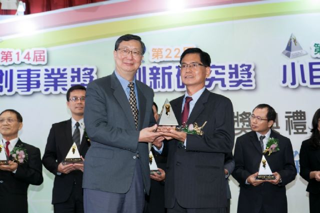 William Tools accepts the Rising Star Award from Taiwan’s Ministry of Economic Affairs.