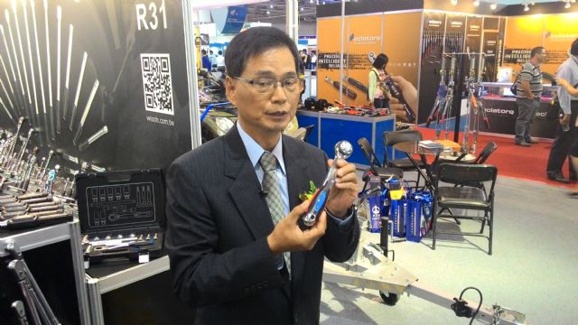 William Chiang and the company's full-turning ratchet wrench. 