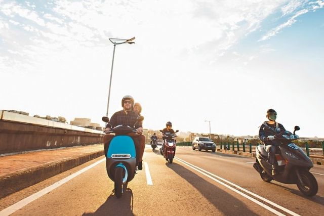 According to Luke, Gogoro's CEO, riding a scooter doesn't have to be a dusty commute but enjoyable urban trip. (photo from UDN)