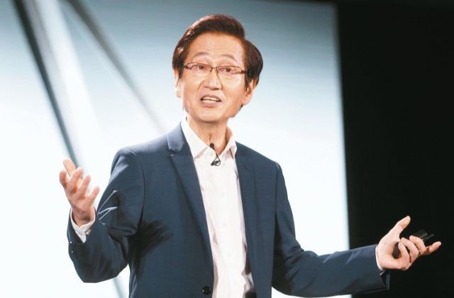 Asus chairman Jonney Shih says his company aims to sell 22 million PCs and 30 million cellphones in 2016. (photo from UDN)