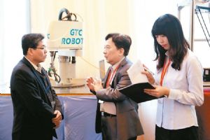 GTC's president E.D. Wang (center) was introducing GTC-branded reducers to customers (photo courtesy of UDN.com).