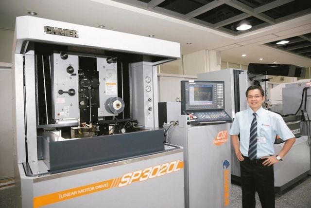Ching Hung’s president C.H. Wang introduces SP3020L Ultra-Precision Oil Wire Cut EDM (photo courtesy of Ching Hung). 