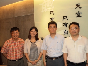 (左起) 古有彬研究員、工研院新聞聯絡人賈夢雯、陳長雄經理以及江忠鍵研究員。