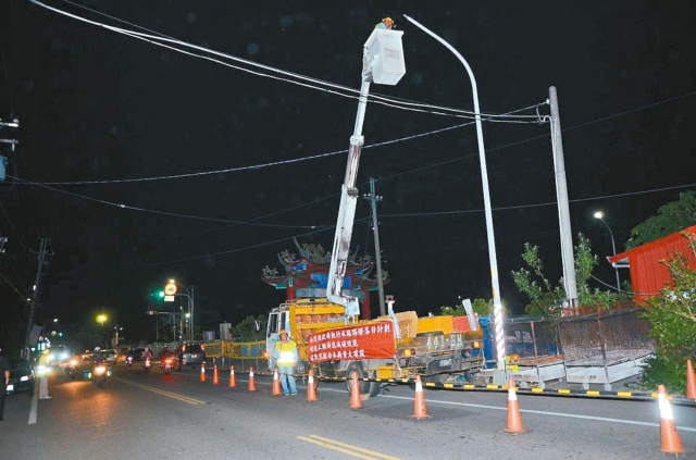 告別水銀路燈，南投縣路燈陸續更換為LED路燈，縣長林明溱等人前往視察，了解施工情況。 圖／縣府提供