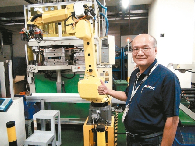 台萬工業公司董事長白政忠從日本引進黃色手臂機器人，去年更斥資上千萬元建置自行車第一條智動化踏板組裝線，年營業額達10億台幣。 記者余采瀅／攝影