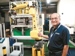 台萬工業公司董事長白政忠從日本引進黃色手臂機器人，去年更斥資上千萬元建置自行車第一條智動化踏板組裝線，年營業額達10億台幣。 記者余采瀅／攝影