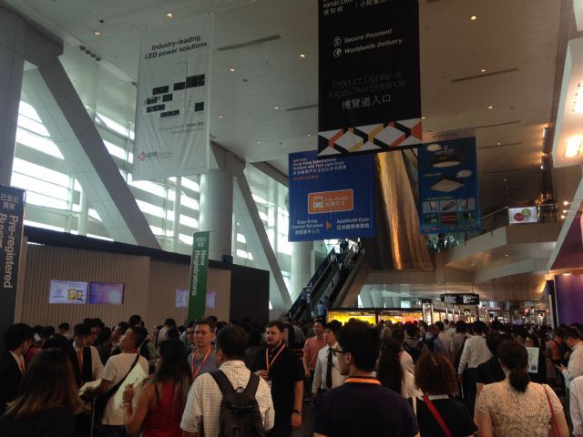 A large number of trade visitors flocked into Hong Kong Convention and Exhibition Centre on the first day of HKTDC Hong Kong International Lighting Fair Autumn Edition 2016.