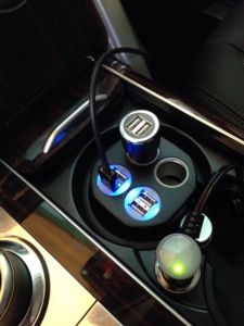 汽车专用电源DC12V-24V转USB 5V充电座。唐扬/提供