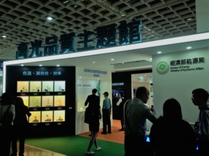 在经济部能源局支持下，工研院于2017台湾国际照明科技展暨LED制程展上所开设的「高光品质主题馆」吸引许多参观者驻足 图/庄士亿摄影。
