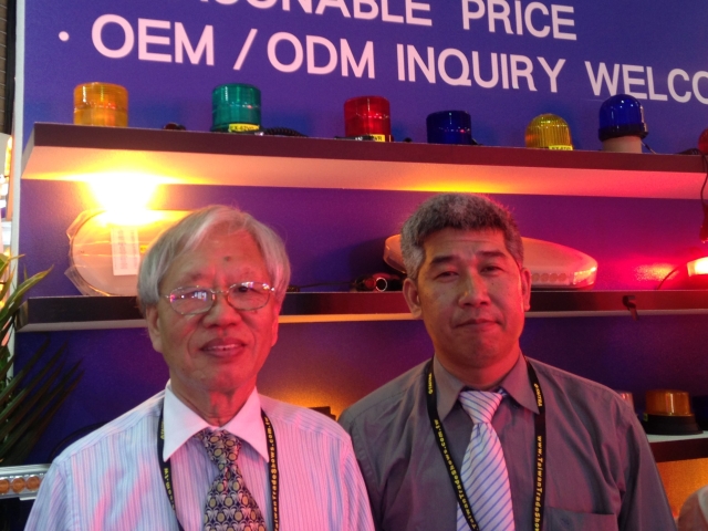 威菖董事長江文鏘（左）及技術部經理江天文特別在開展首日上午接受專訪。