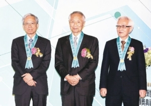 工研院三位新科院士史欽泰（左起）、高英士與盧明光獲頒院士獎章與證書。 記者蘇健忠／攝影