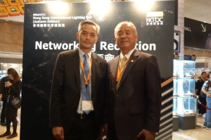 香港贸发局展览市场拓展总监温少文（左）与台湾照明公会理事长黄明智合影。照明公会／提供