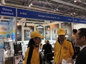 图说：晶玲科技李奎总经理（右二）肯定香港户外照明展的效果。 周祖诚／摄影