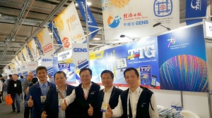 經濟日報總經理周祖誠(右三)親臨展會現場，與多位台灣廠商互動。