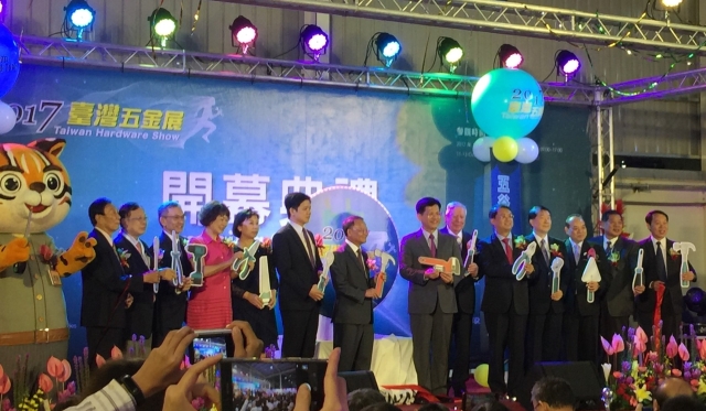 Lin Chia-lung, Taichung Mayor( seventh from right), hosted the grand opening ceremony of THS 2017. (photographed by Alan Lu)