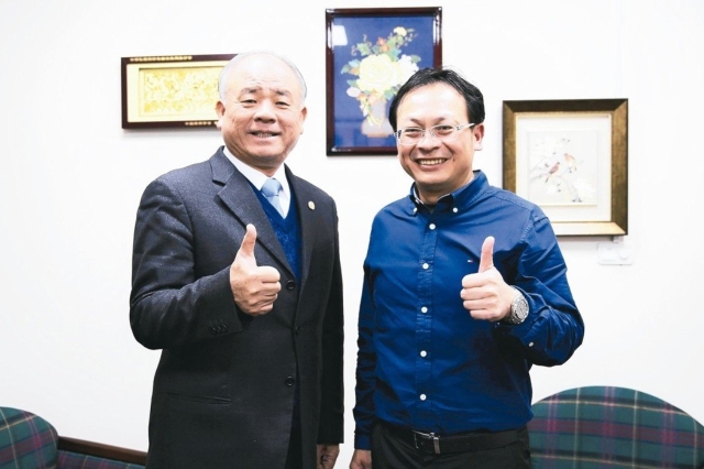 Soddy Huang (left), chairman of Taiwan Lighting Fixture Export Association (TLFEA),Chou Tsu-cheng, general manager of Economic Daily News, holds optimism about the special purpose lighting industry (photographed by Stark Tsao).