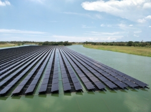 全台最大水域浮動式太陽能發電系統在台南，台南市政府水利局擇定樹谷園區滯洪池，今年4月完成併聯試運轉。 記者謝進盛/攝影