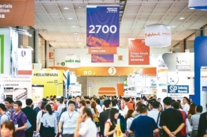 「SEMICON Taiwan 2018」规模历届之最，聚集680家国内外领导厂商，展出2,000个摊位，预期吸引超过45,000位专业人士参观，为展会规模创下新纪录。图为去年展出盛况。 SEMI／提供