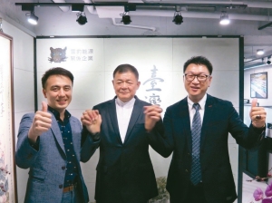 台湾电能发展公司执行长张家献（右起）、董事长丁重诚博士、云豹能源创办人张建伟合影。 翁永全／摄影