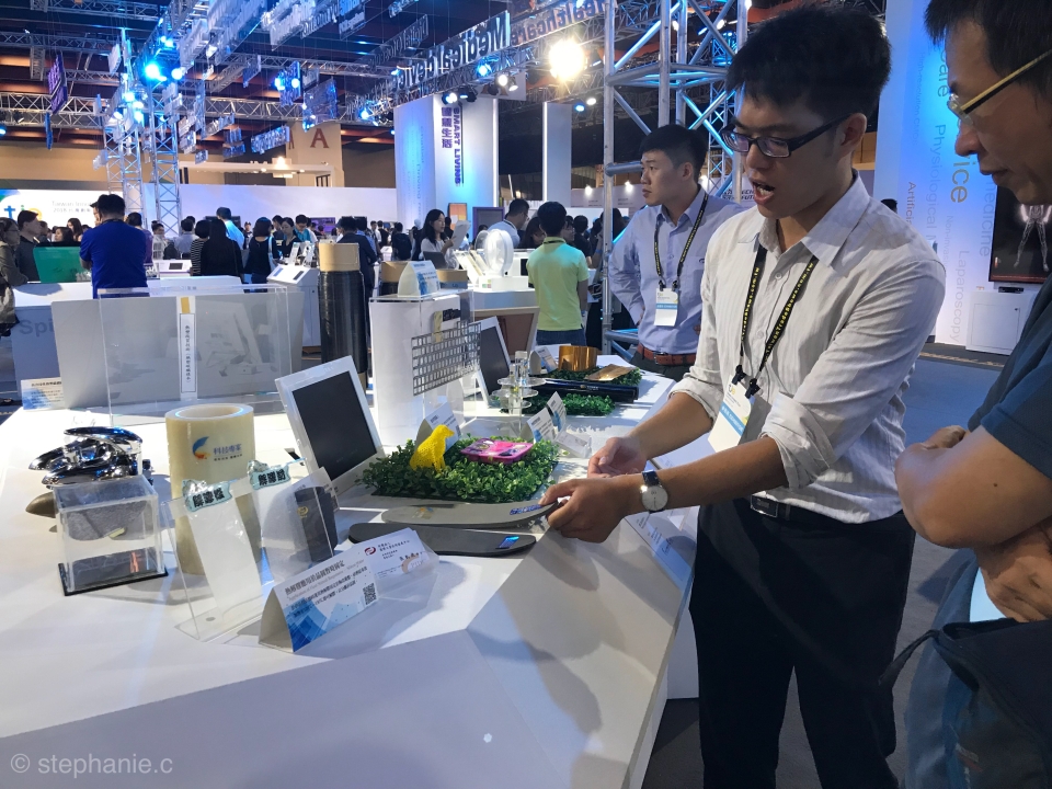 Plastics Industry Development Center (塑膠工業技術發展中心) explains their processing technology of smart polymer material to a show visitor. (CENS.com)