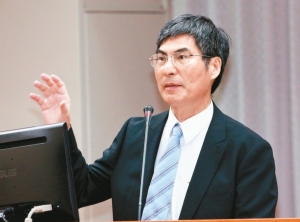 科技部长陈良基8日在立法院教委会表示，约有10家科技厂商有意回流台湾。 记者黄义书／摄影

