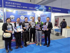 Buyers obtain TTG trade magazines and pose with on-site CENS.com members for a photo. (photo taken by Kuo Fang-lin)