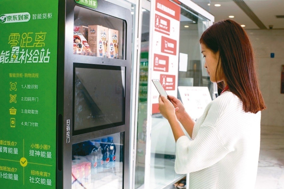 A consumer uses a JoyBuy smart locker. (photo taken from China Business Network)