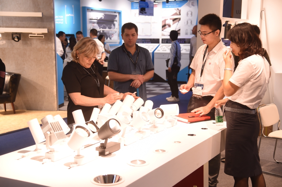 產業大牌參加香港秋燈展，並展示新產品與科技應用。(香港貿發局/ Joyce Chan)
