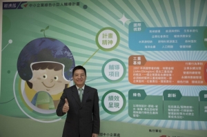 成亚资源董事长陈皇志致力推动「BS8001 循环经济标准」，顺利通过认证。 塑胶中心/提供