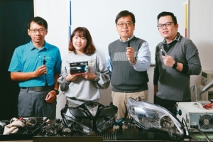 轩帆光电LED专业车灯制造商，总经理陈建纶（右二）与团队。 记者许正宏／摄影