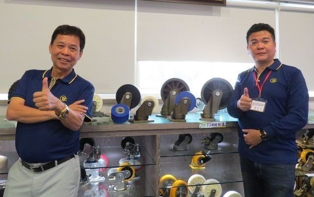 錏鑫嘉鎰集團總裁兼執行長王崑隆（左）及中山錏鑫嘉鎰腳輪總經理蔡俊堯（右），推薦集團新開發系列產品，讓大家使用好的腳輪，讓生產線流程更加順暢。 李福忠／攝影