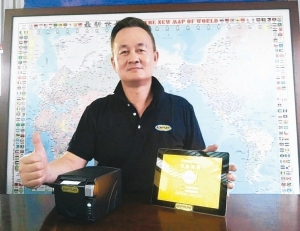 龍璿國際董事長王金隆展示acermark「POS智慧雲端系統」。 莊智強／攝影