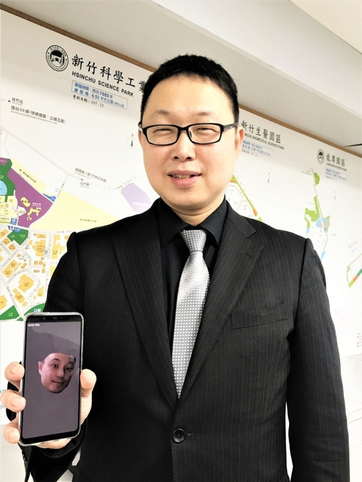 耐能智慧董事長劉峻誠展示精準的3D人臉辨識，用於智慧型手機解鎖應用。記者李珣瑛／攝影