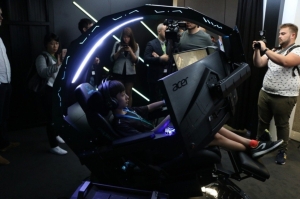 宏棋新推出的电竞座舱Predator Thronos超酷炫，售价从1万美元（约新台币30.5万元）起跳。（记者曾仁凯／摄影）